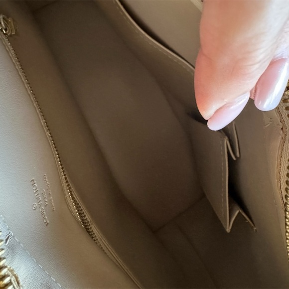 Louis Vuitton Vernis Monogram Yellow patent leather tote. - Picture 4 of 6